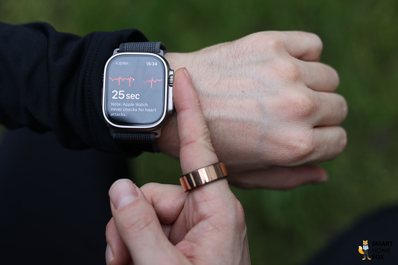 Man sieht, wie mit der Apple Watch Ultra ein EKG erstellt wird.